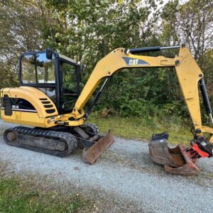Mini-pelle Caterpillar 302.5C avec 3 godets