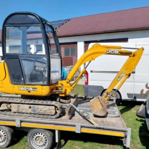 Mini pelle Jcb 8018 CTS avec 4 godets et remorque