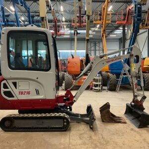 Mini pelle Takeuchi TB216 avec 3 godets